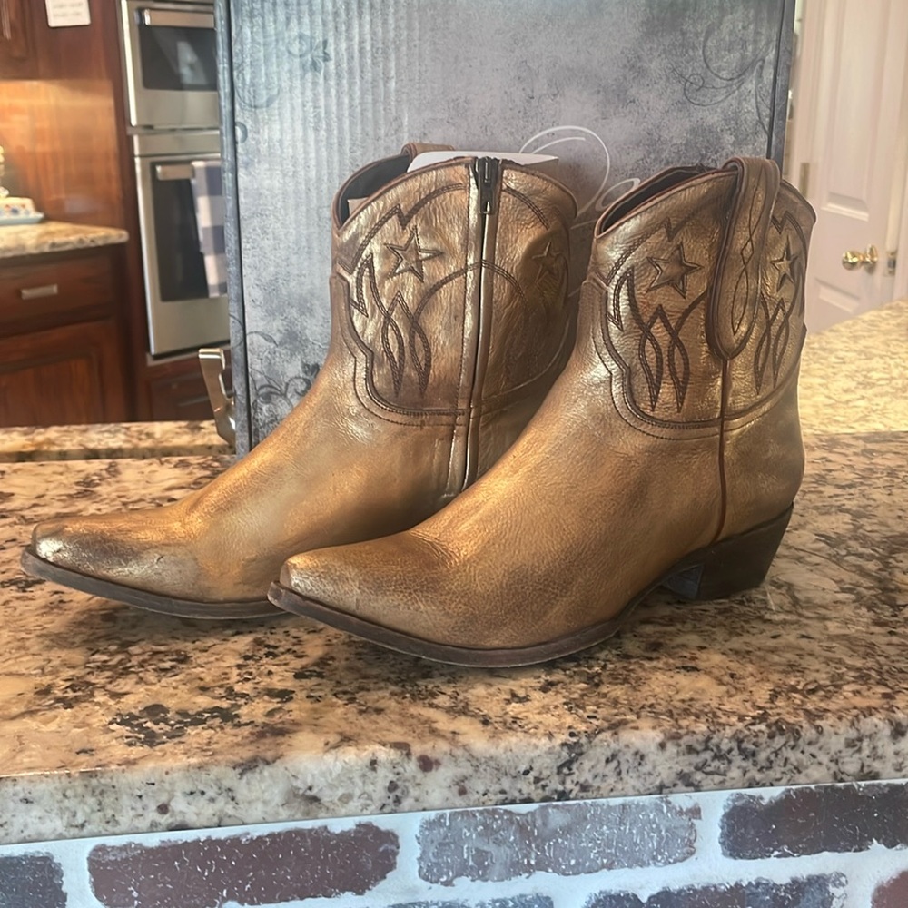 Old Gringo women’s Daryl boots. Size 10. Gold in color. 
Brand new. Never worn.
